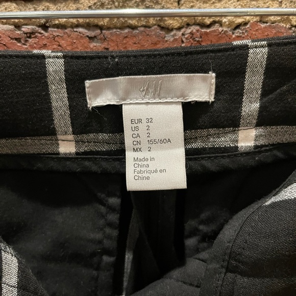H&M Black and White Plaid Capris Size 2 - Picture 4 of 7